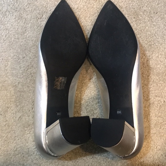 DKNY Elie Silver Leather Upper Closed Toe Pumps with Block Heel-Size 8 - Picture 8 of 9